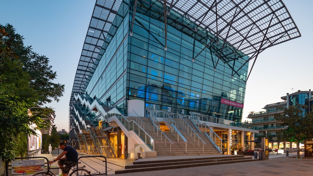 Centro de convenciones de Riccione mostrando un atardecer y arquitectura moderna