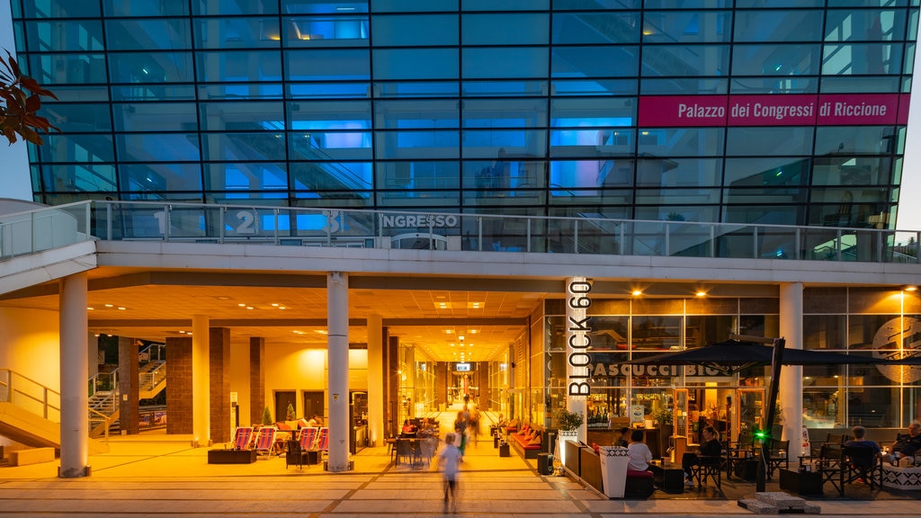 Centro de convenciones de Riccione mostrando escenas de noche