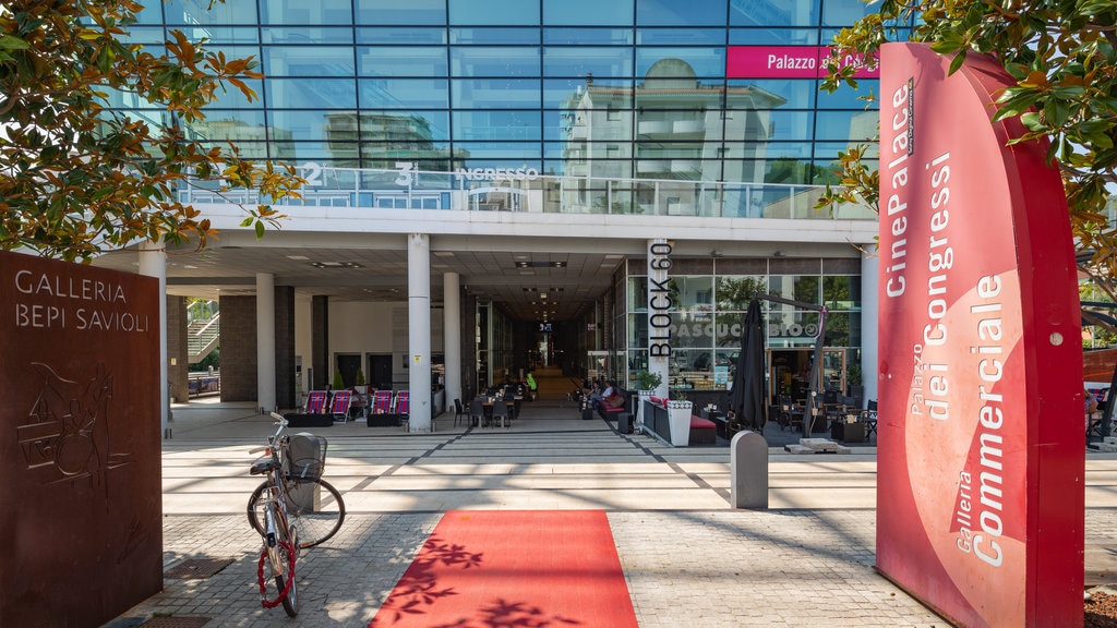 Centro de convenciones de Riccione que incluye señalización