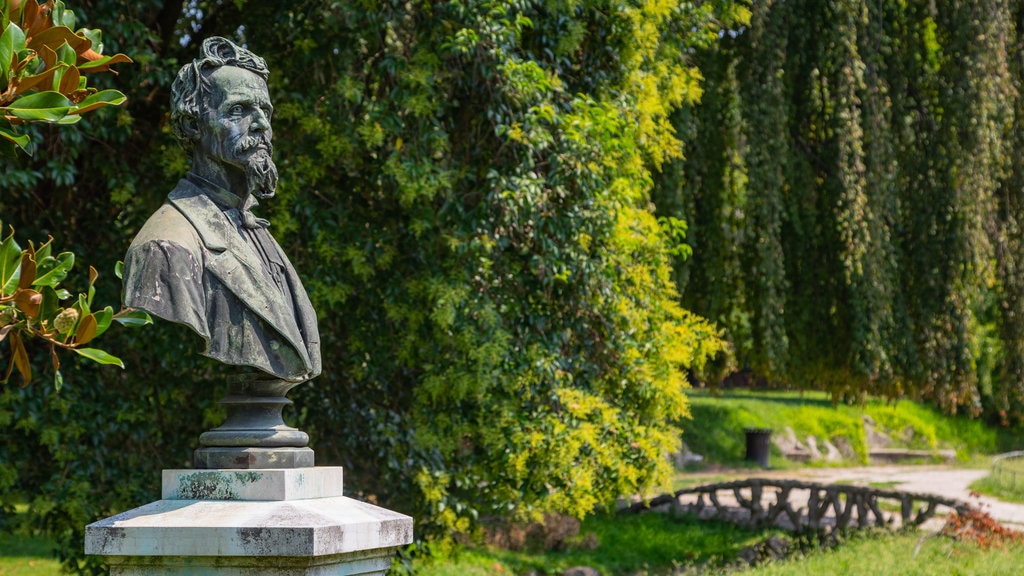 Giardini dell\'Arena que incluye un jardín y una estatua o escultura