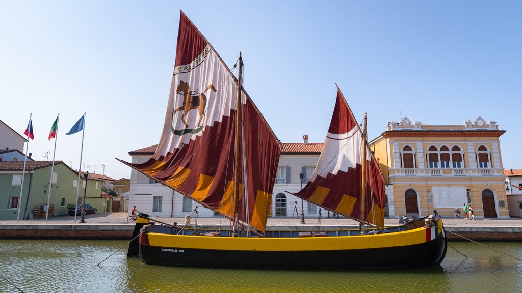 Zeevaartmuseum van Cesenatico bevat een baai of haven