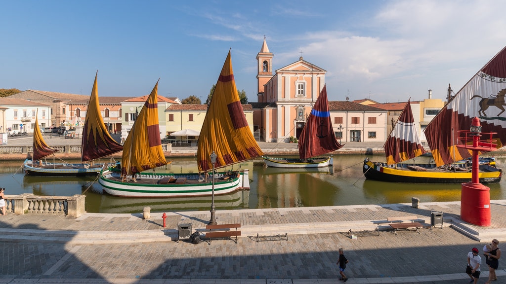 Museo Marítimo de Cesenatico que incluye una bahía o puerto