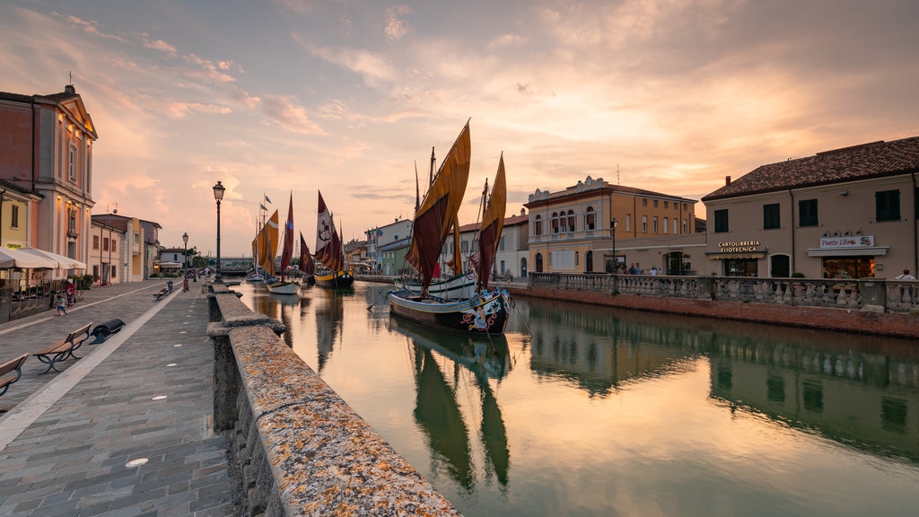 Museo della Marineria di Cesenatico que inclui uma baía ou porto e um pôr do sol