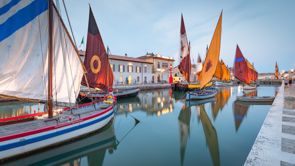 Zeevaartmuseum van Cesenatico bevat een baai of haven