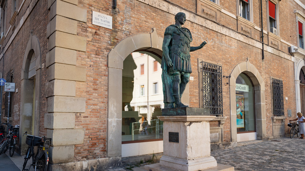 Piazza Tre Martiri ofreciendo elementos del patrimonio y una estatua o escultura