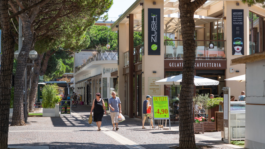 Marina Centro featuring street scenes as well as a couple