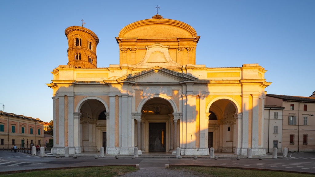 Catedral de Ravenna caracterizando arquitetura de patrimônio e uma igreja ou catedral