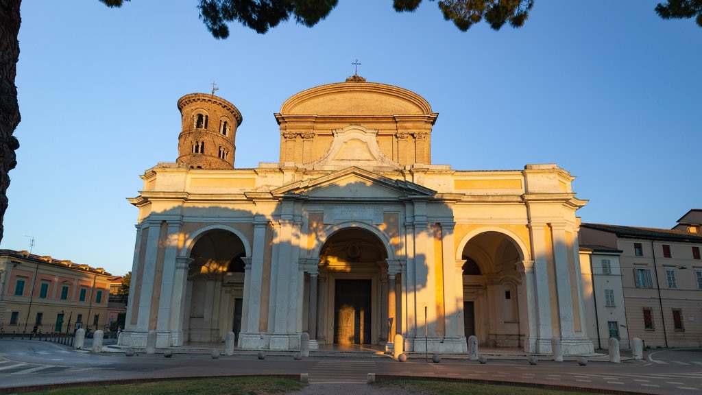 Catedral de Ravenna caracterizando arquitetura de patrimônio e uma igreja ou catedral