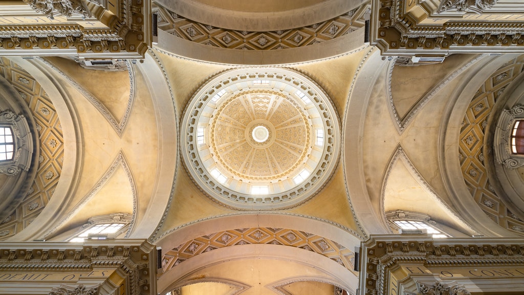 Catedral de Rávena que incluye vista interna y elementos patrimoniales