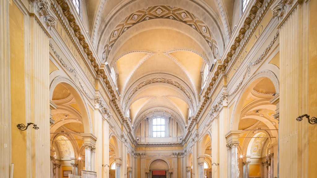 Catedral de Rávena que incluye vista interna y elementos patrimoniales