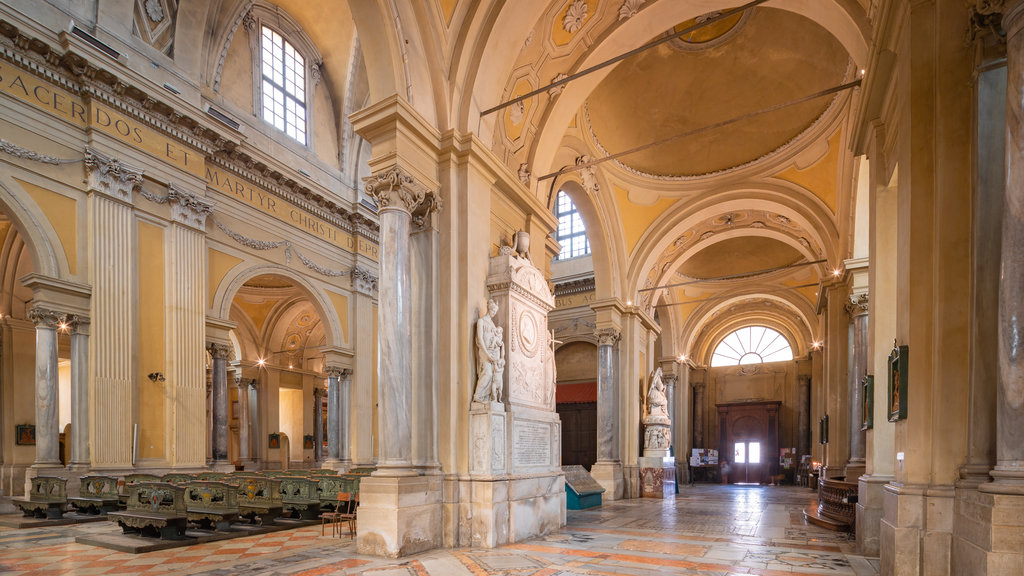 Catedral de Rávena que incluye vista interna, una iglesia o catedral y elementos patrimoniales