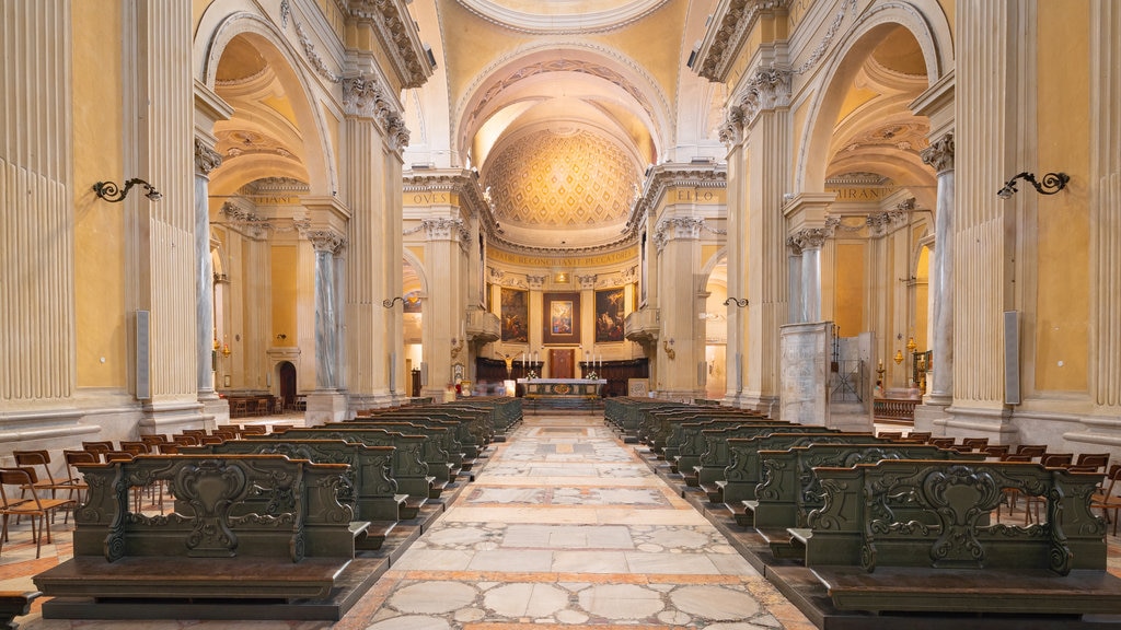 Catedral de Rávena ofreciendo elementos del patrimonio, vistas interiores y una iglesia o catedral