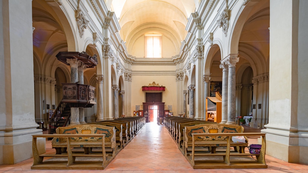 Iglesia de San Juan Bautista ofreciendo elementos patrimoniales, una iglesia o catedral y vistas de interior