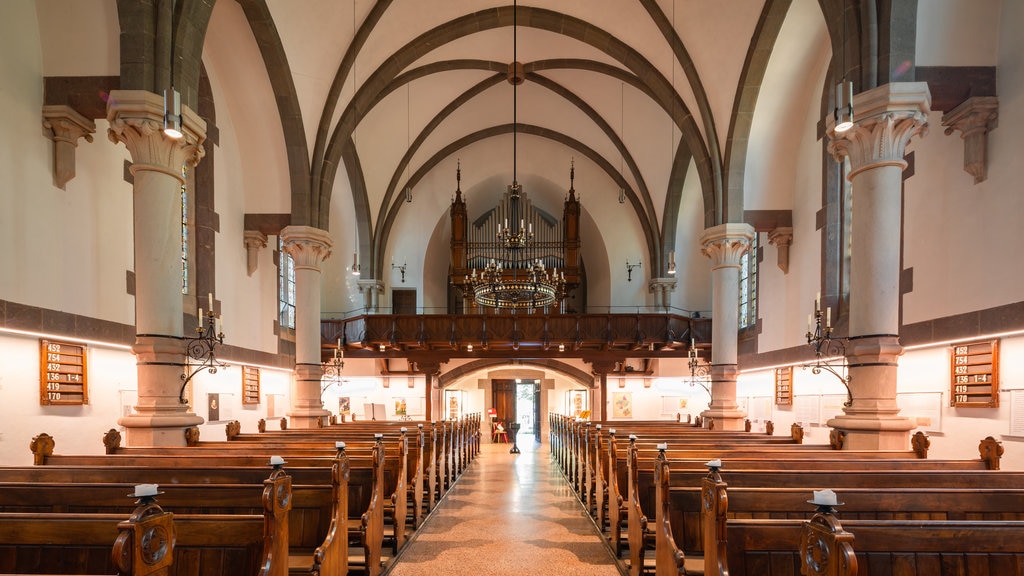 Iglesia evangélica que incluye vistas interiores, elementos del patrimonio y una iglesia o catedral