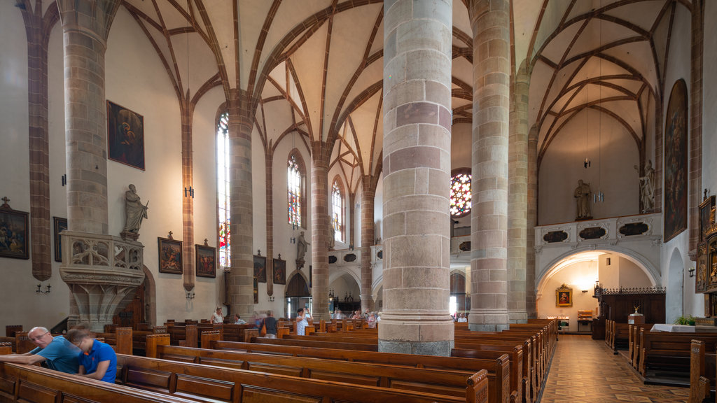 Iglesia de San Nicolás que incluye elementos del patrimonio, una iglesia o catedral y vistas interiores