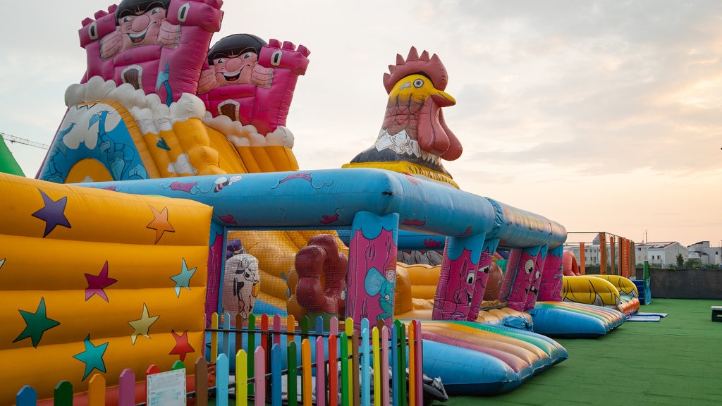 Gommapiuma Parco Giochi Per Bambini showing a playground, a sunset and rides