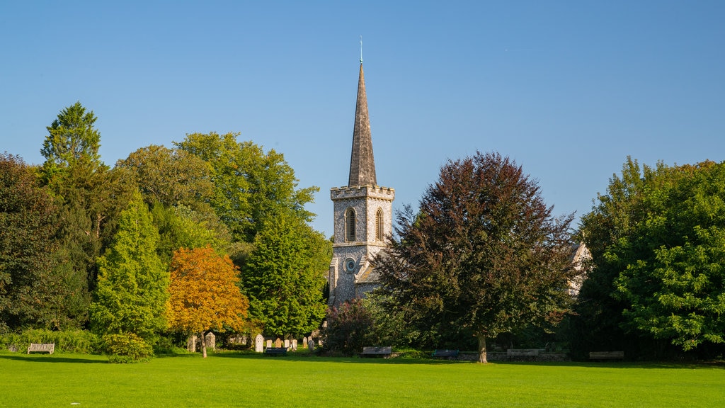 Brighton showing heritage elements and a park