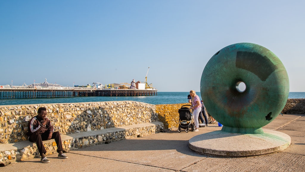 Pantai Brighton yang mencakup seni luar ruangan dan pemandangan umum pantai