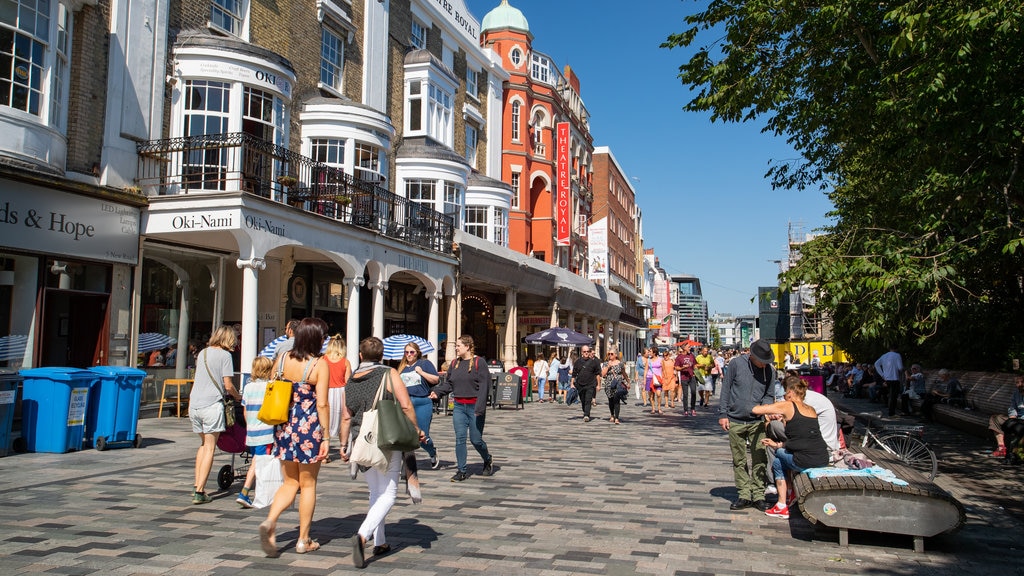 Brighton Theatre Royal que incluye escenas urbanas