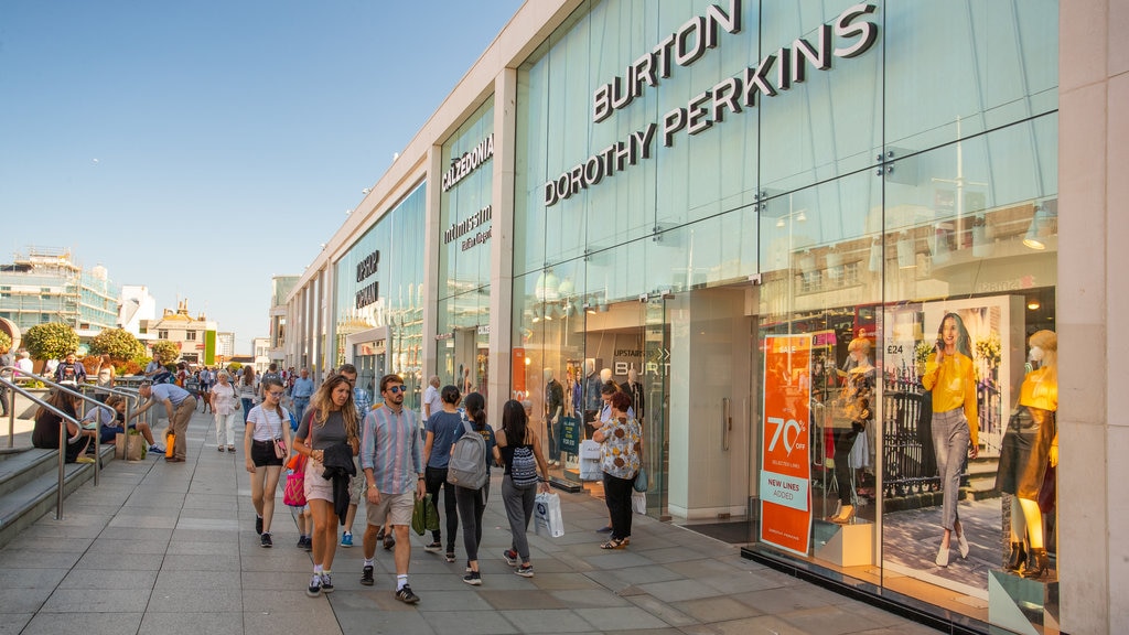 Churchill Square Shopping Centre menampilkan papan petunjuk dan pemandangan jalanan