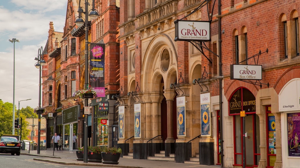 Leeds Grand Theatre qui includes éléments du patrimoine et scènes de rue