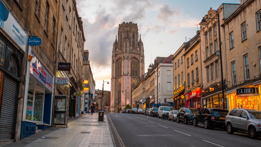 Universiteit van Bristol bevat een zonsondergang, straten en historisch erfgoed