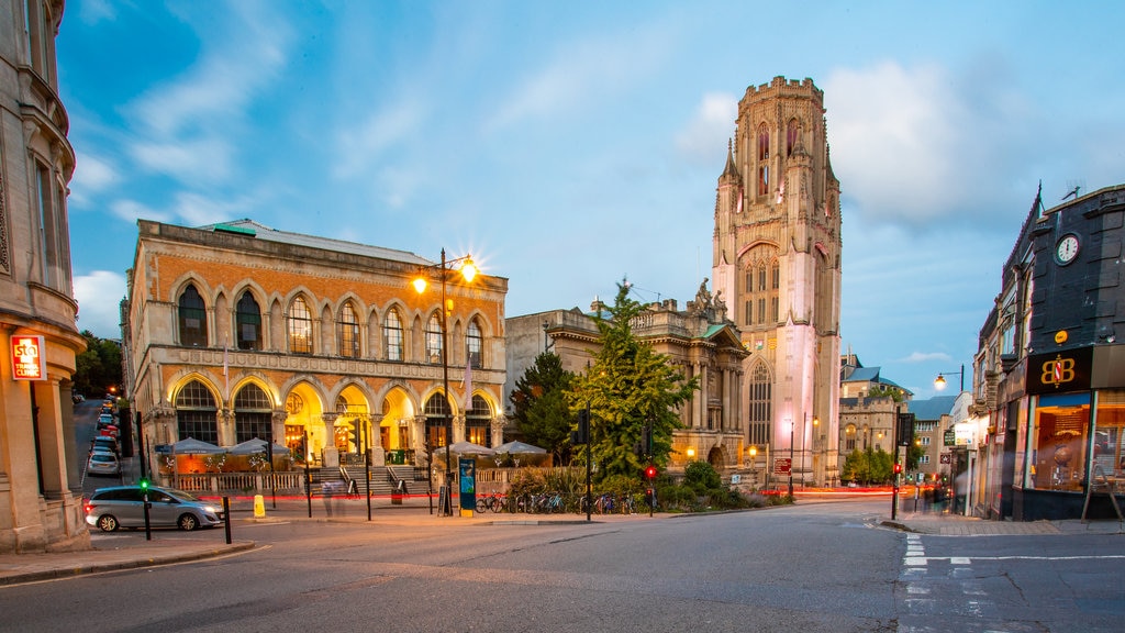 University of Bristol que incluye escenas nocturnas, escenas urbanas y patrimonio de arquitectura