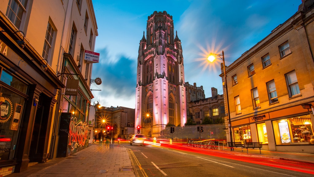 University of Bristol welches beinhaltet Straßenszenen, bei Nacht und historische Architektur