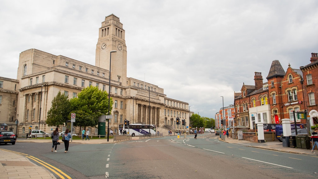 University of Leeds mostrando arquitectura patrimonial, imágenes de calles y un edificio administrativo