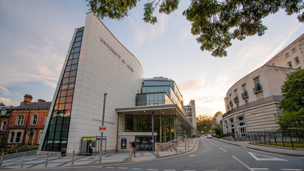 University of Leeds mostrando una puesta de sol