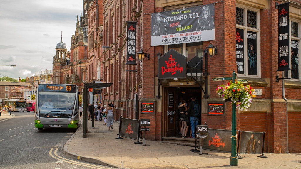 York Dungeon que incluye imágenes de calles y señalización