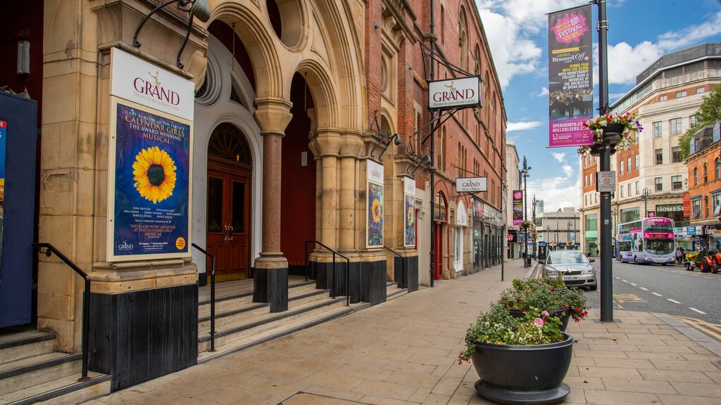 Leeds Grand Theatre que incluye elementos patrimoniales y imágenes de calles