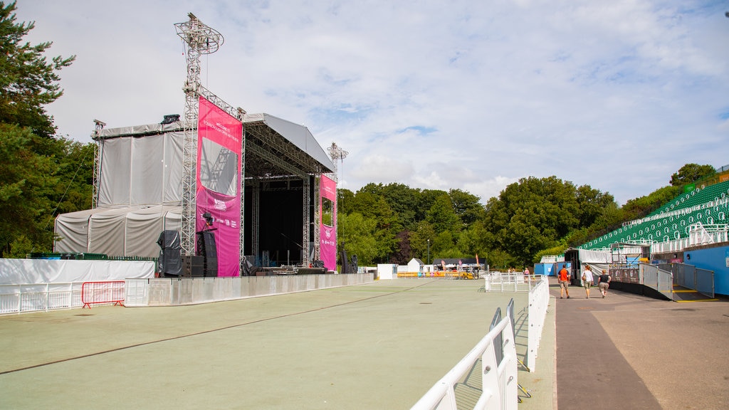 Teatro al aire libre de Scarborough que incluye escenas de teatro