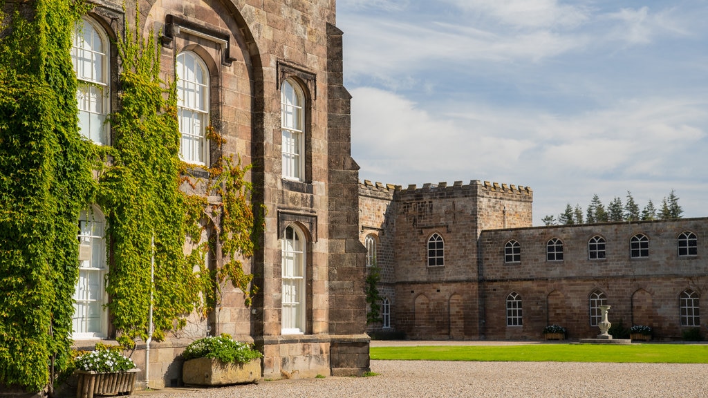 Ripley Castle and Gardens mostrando arquitetura de patrimônio e um pequeno castelo ou palácio