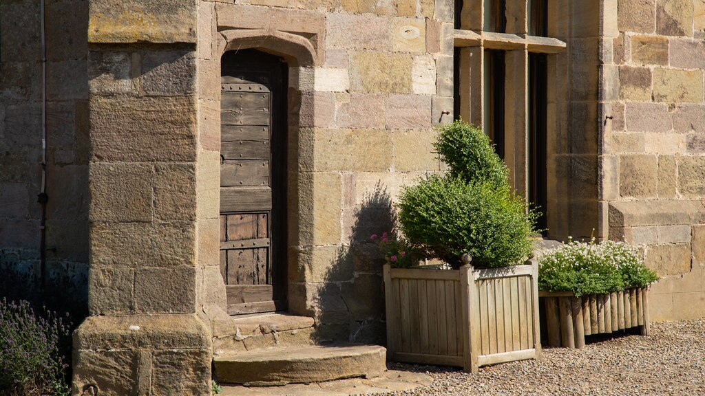 Ripley Castle and Gardens showing heritage elements