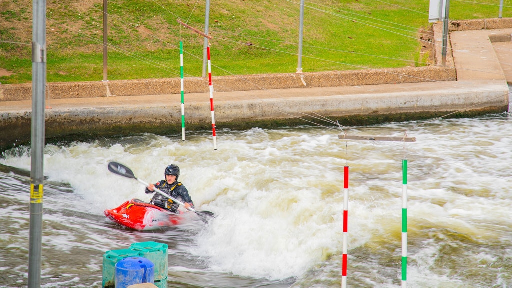 National Water Sports Centre mettant en vedette une rivière ou un ruisseau et kayak ou canot aussi bien que un homme seul