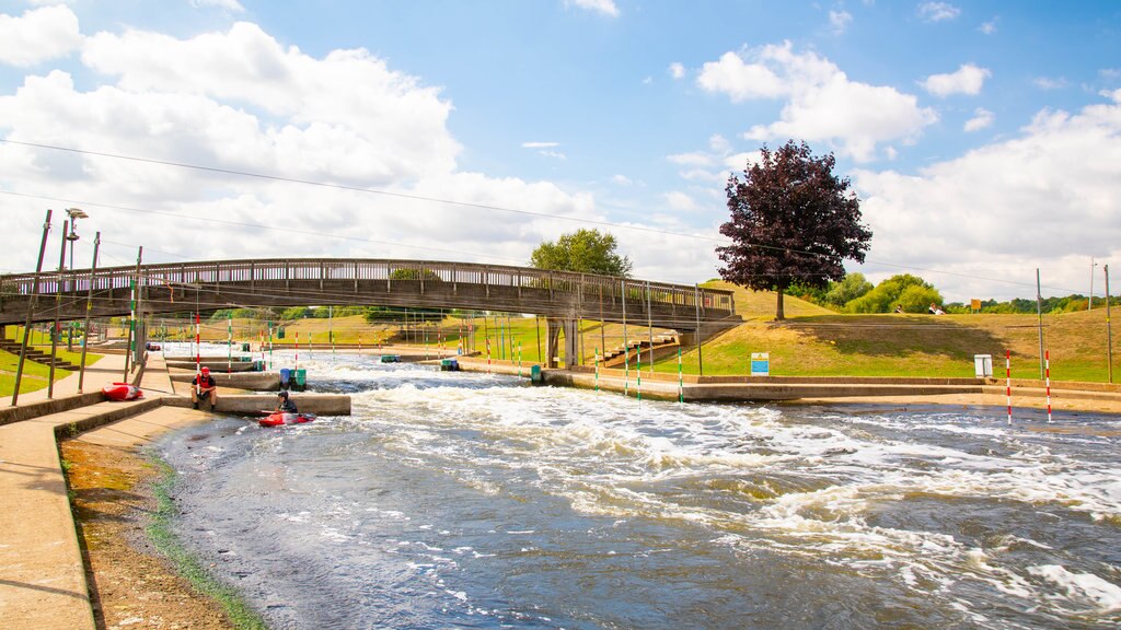 National Water Sports Centre caracterizando uma ponte, caiaque ou canoagem e um rio ou córrego