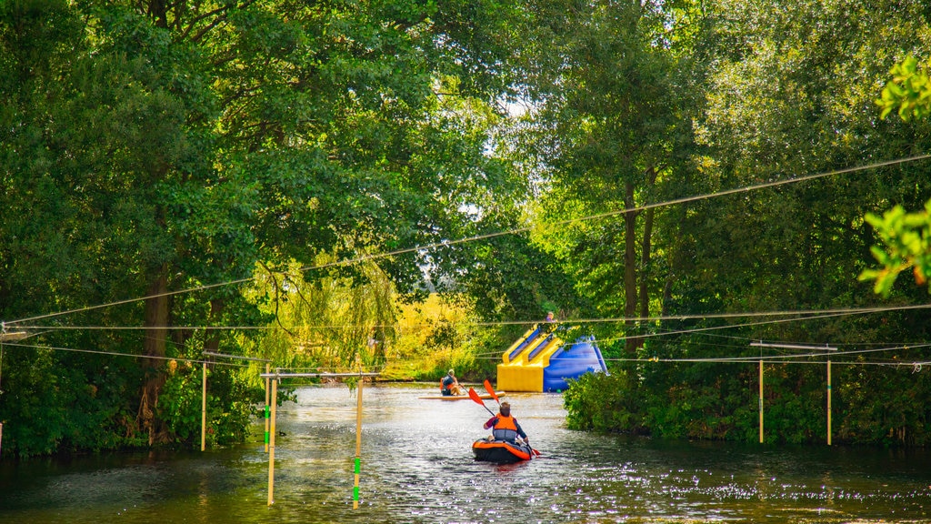 National Water Sports Centre mostrando caiaque ou canoagem e um rio ou córrego