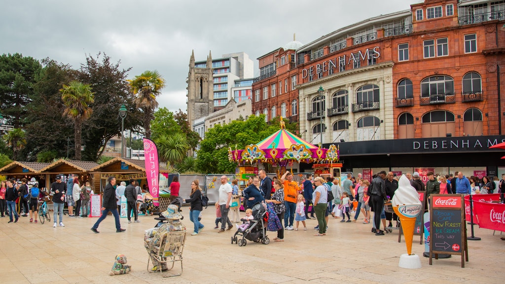 The Square toont straten en ook een grote groep mensen