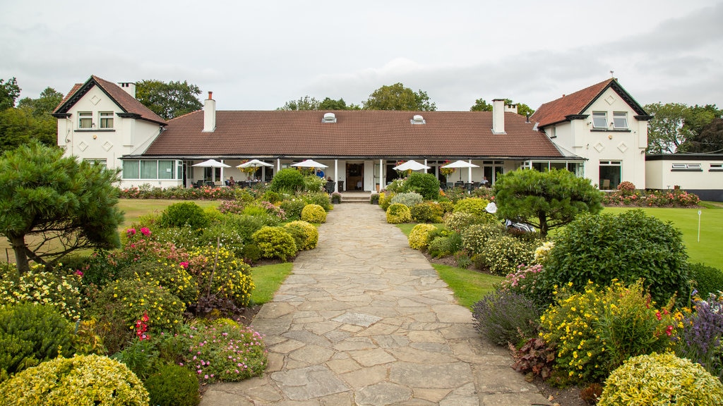 Harrogate Golf Club showing wild flowers and a park