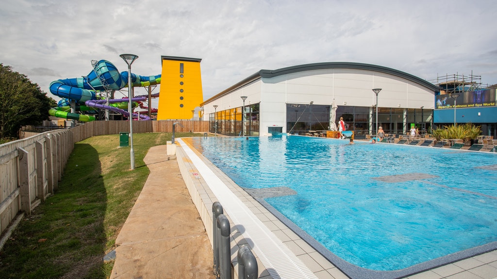 Parque acuático Alpamare mostrando piscina