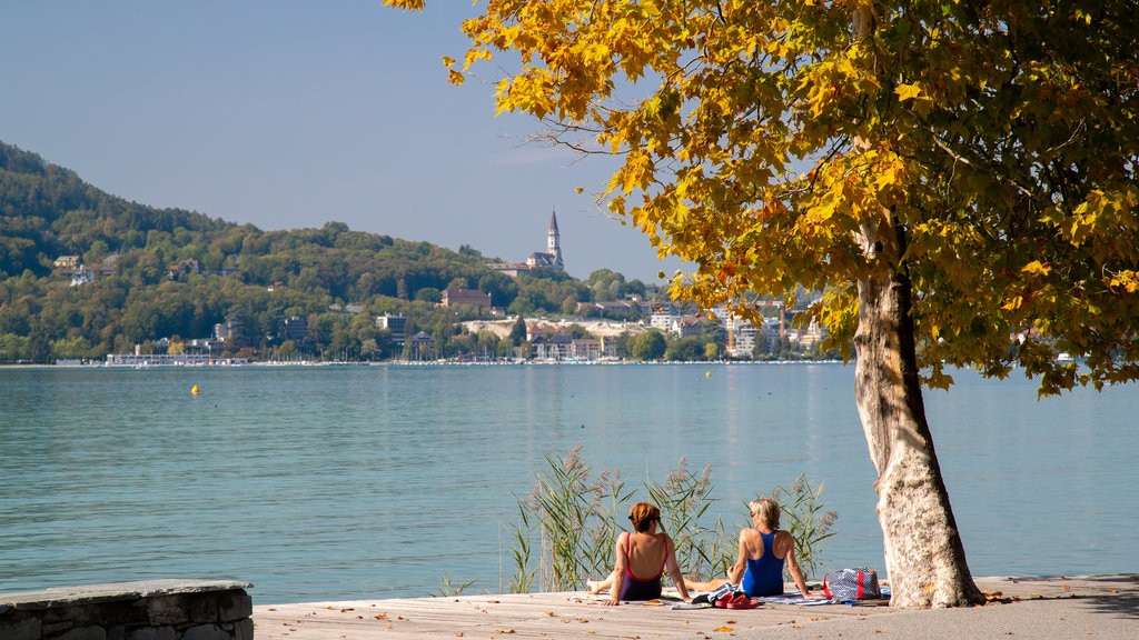 Annecy-le-Vieux showing a lake or waterhole as well as a couple