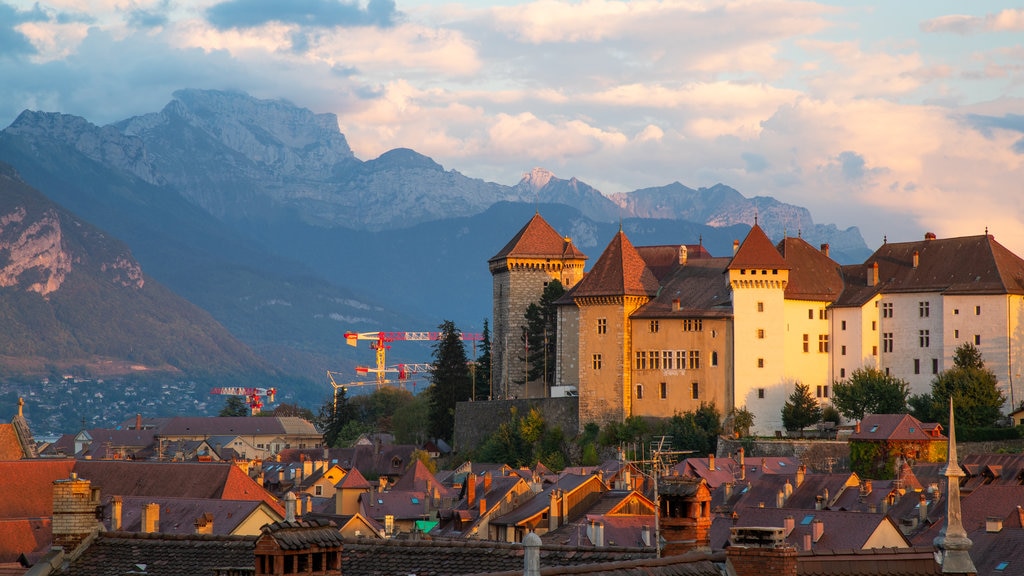 Annecy-le-Vieux caracterizando uma cidade, paisagem e montanhas