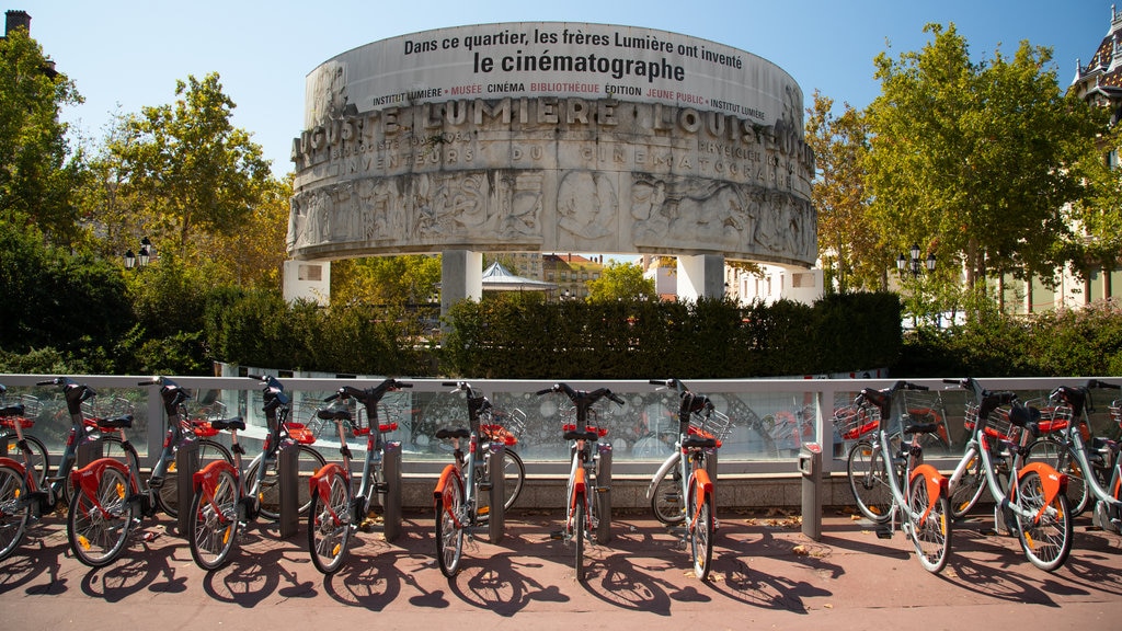 8th Arrondissement showing a monument