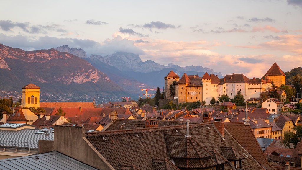 Annecy-le-Vieux caracterizando um pôr do sol, uma cidade pequena ou vila e montanhas