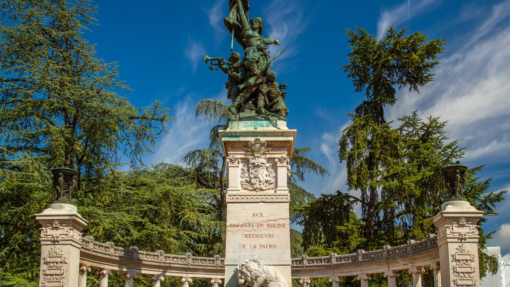 Parque Tete d\'Or mostrando una estatua o escultura y elementos patrimoniales