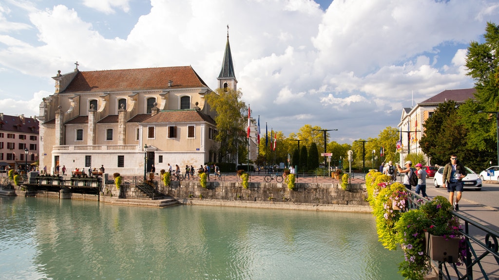 Église de Saint-Francis mettant en vedette une rivière ou un ruisseau