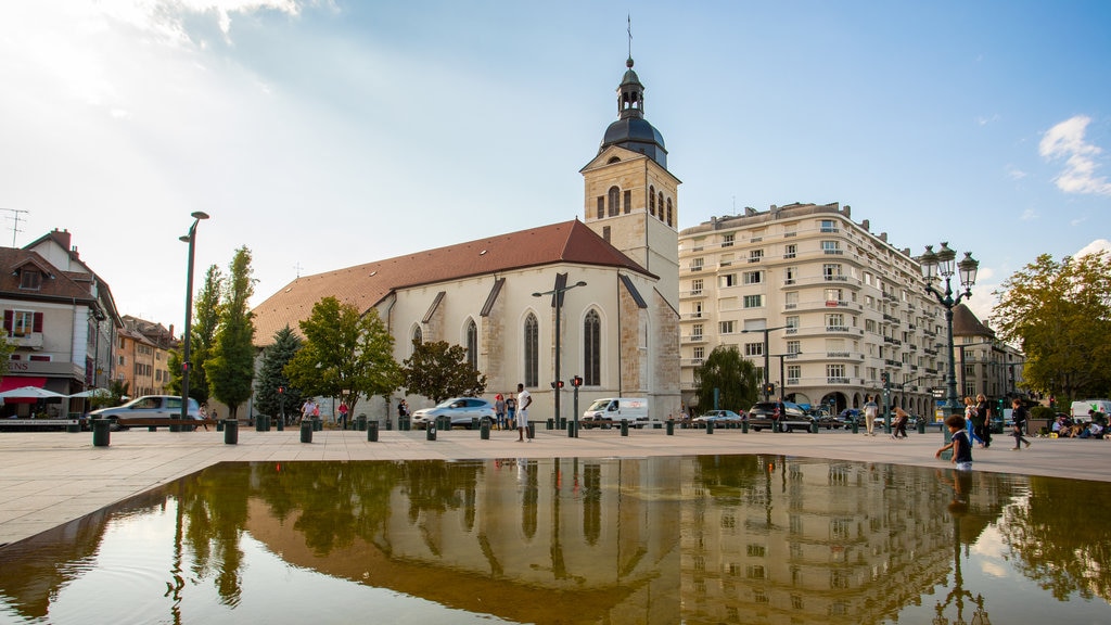 Iglesia de San Mauricio que incluye escenas urbanas, un parque o plaza y una iglesia o catedral