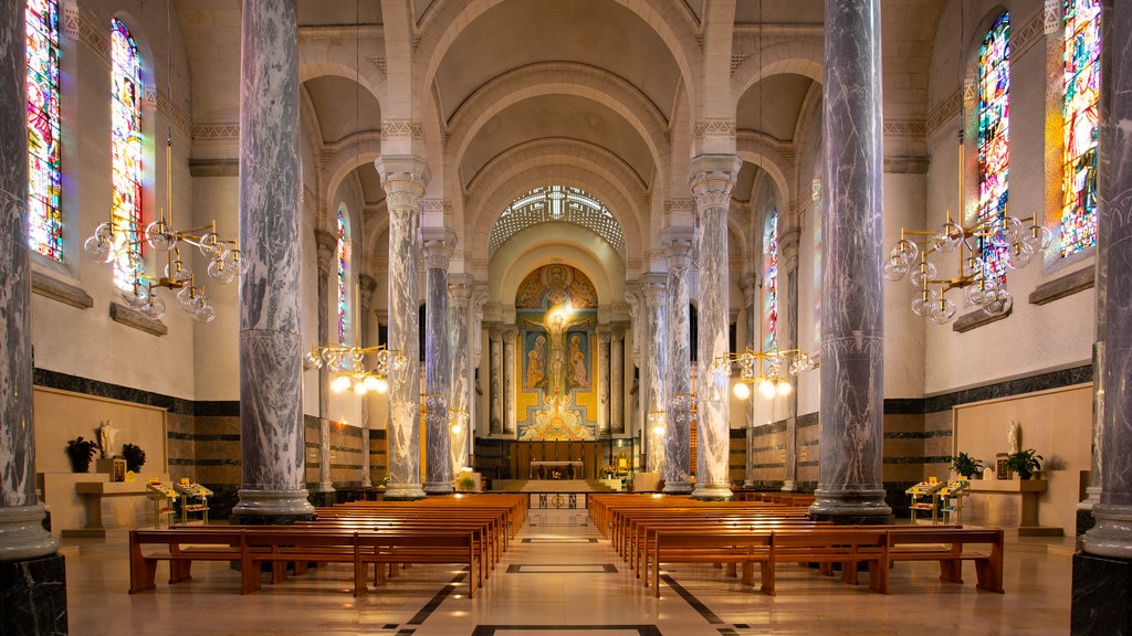 Basilique de la Visitation caracterizando elementos de patrimônio, uma igreja ou catedral e vistas internas