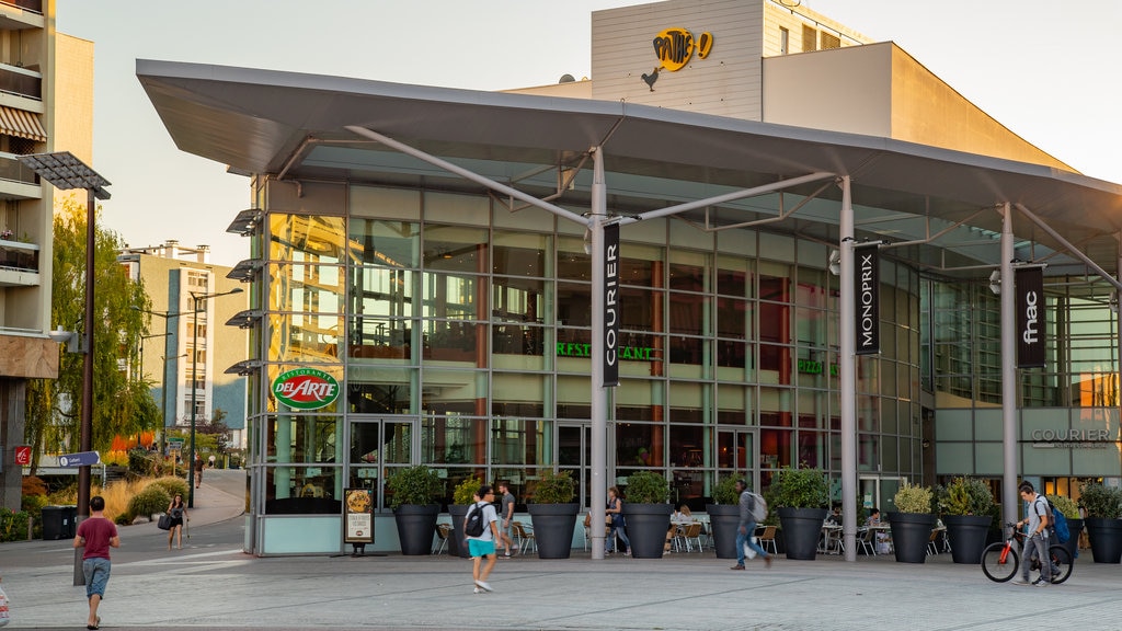 Centro comercial Courier mostrando una ciudad y imágenes de calles